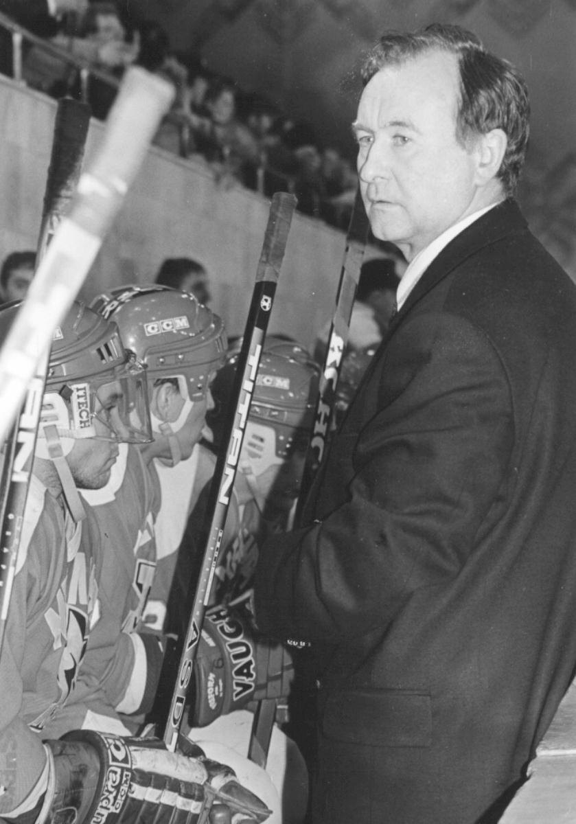 На фото:  Валерий Постников руководит игрой