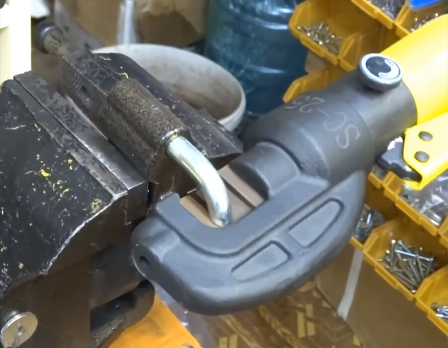 Гидравлические ножницы прокусывают толстый замок