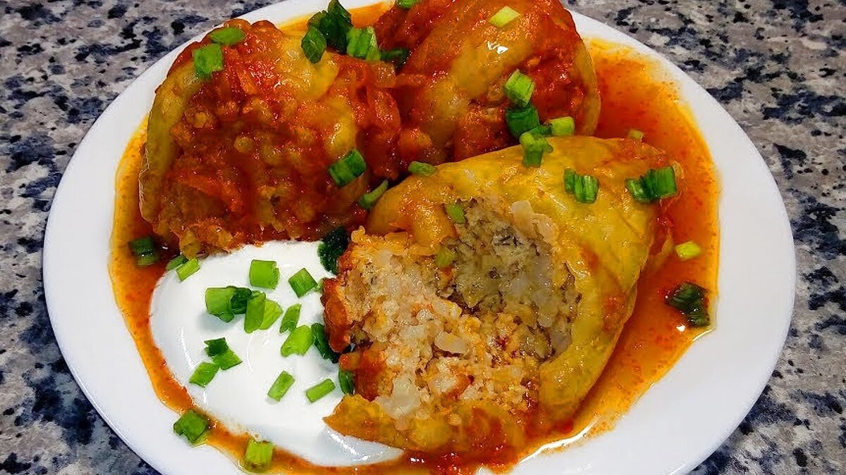 Очень вкусное и обалденное блюдо!  
Ингредиенты:
фарш из индейки - 400 гр.
перец болгарский - 8 шт.
рис замоченный на час - 80 гр.
помидор - 1 шт.
лук репчатый - 2 шт.
чеснок по вкусу
морковь - 1 шт.
томатный сок - 700 мл.
укроп - 1 пучок
топлёное масло - 1 ст.л.
бульон по вкусу
Специи:
куркума - 0.5 ч.л.
кориандр - 0.5 ч.л.
мята - 0.5 ч.л.
кумин молотый - 0.5 ч.л.
соль и чёрный перец по вкусу
1. Мелко нарежьте все ингредиенты. Добавьте
все в начинку. Тщательно перемешайте.
2. С перца удалите плодоножку и перегородки.
Наполните начинку до краев.
3. Отдельно на сковороде обжарить лук и морковь.
Затем выкладываем сверху перец. Влейте
томатный сок, добавьте соль, чеснок и черный перец
по вкусу. Если хотите, можете добавить бульон.
Варить на среднем огне 60-90 минут.