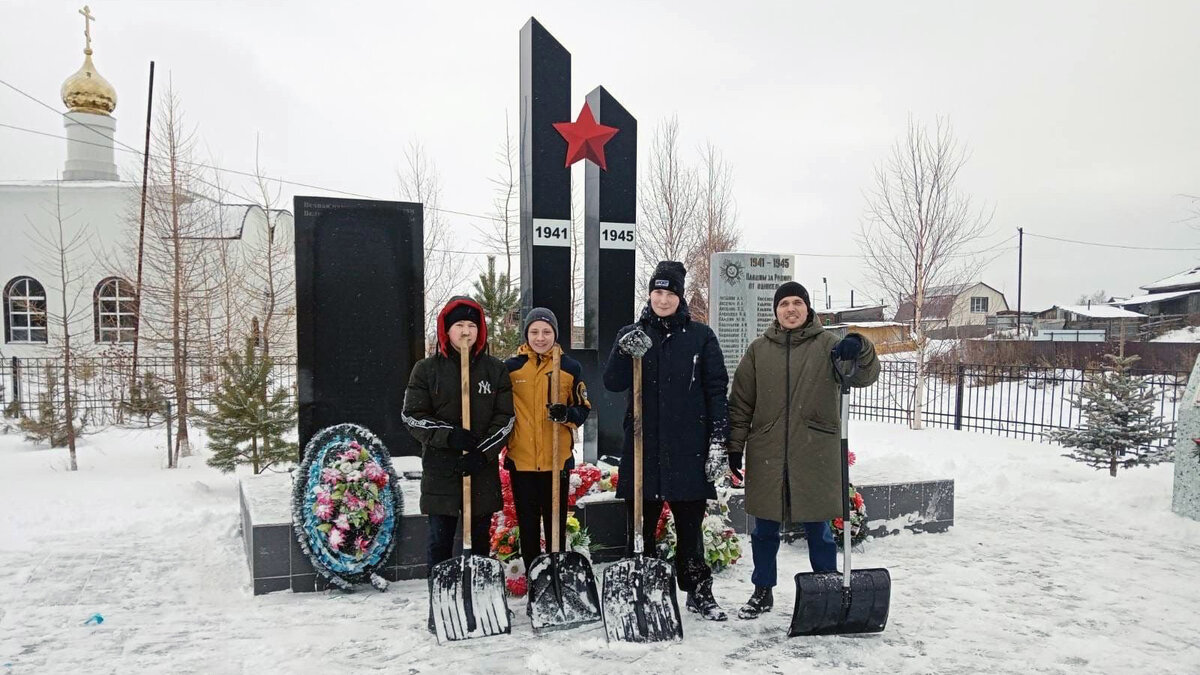 Сельские волонтеры ухаживают за монументом Великой Отечественной Войны 1941-1945гг.