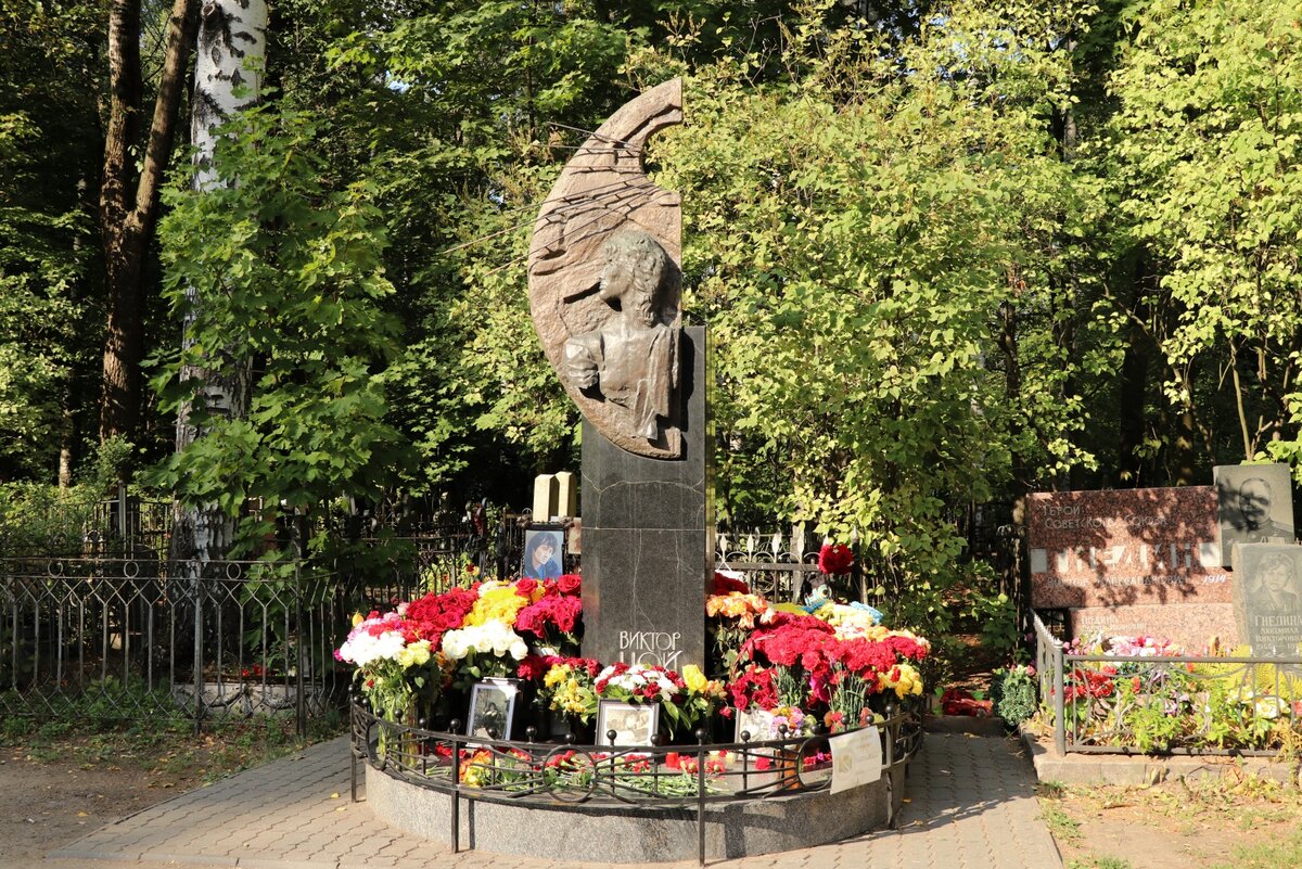 богословское кладбище кто похоронен из знаменитостей санкт петербург