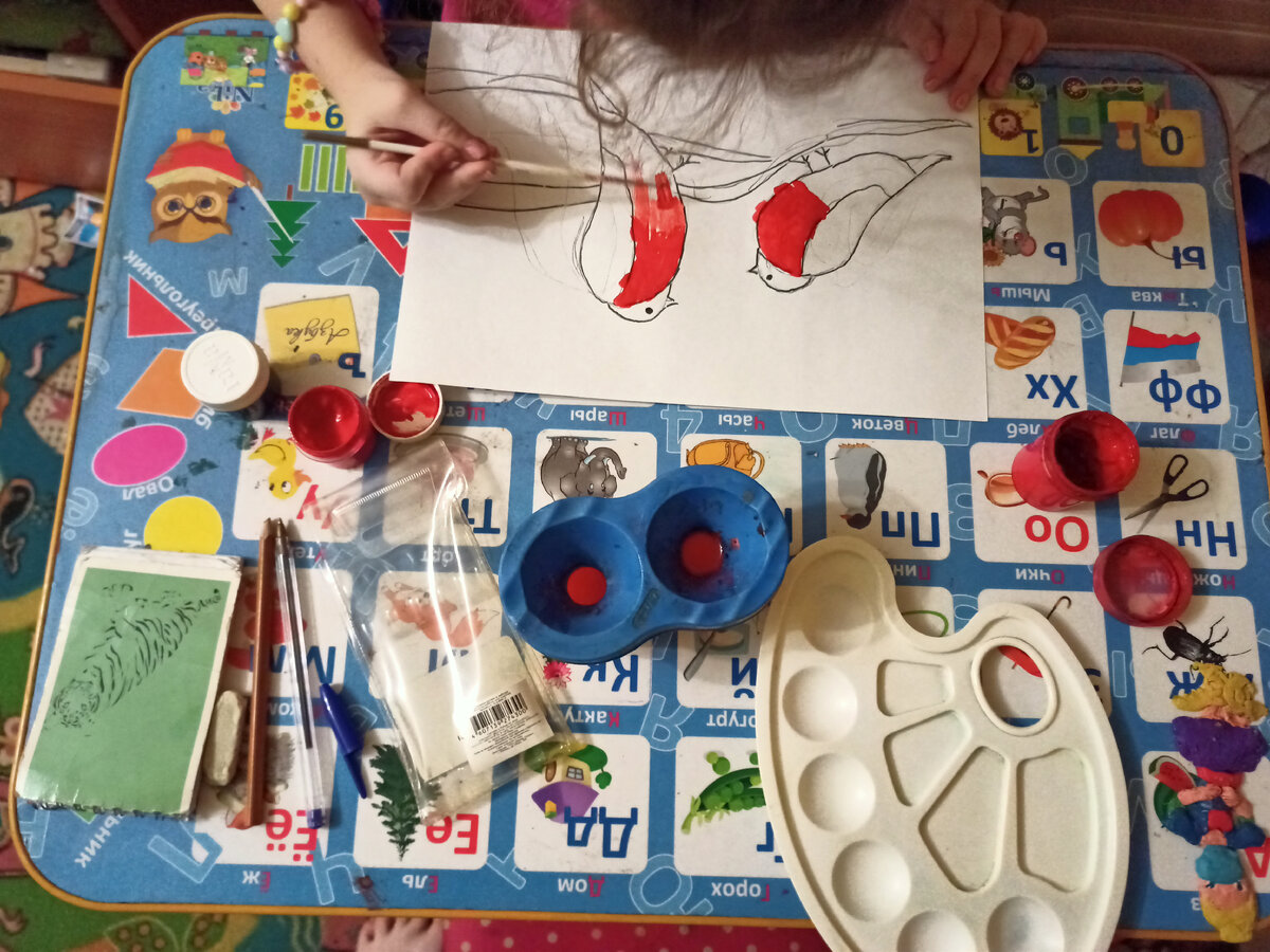 Дочка рисует снегирей