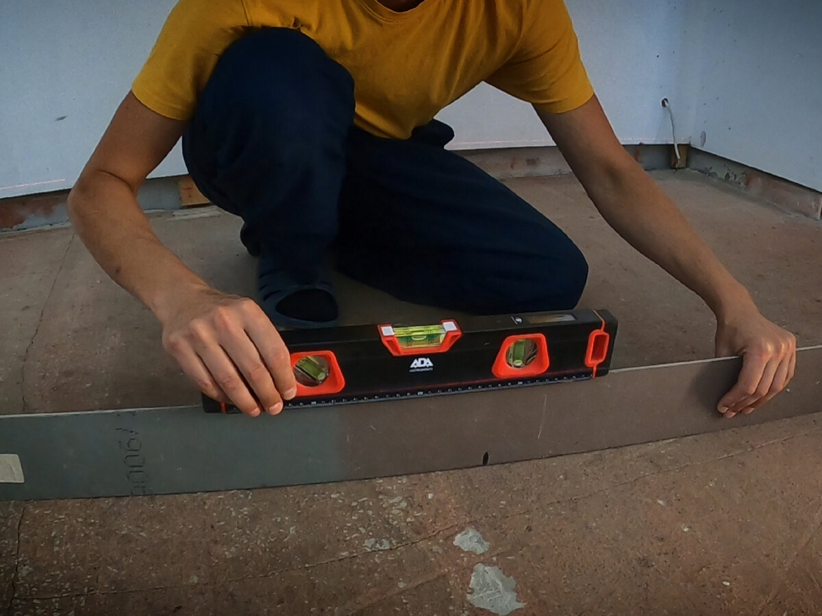 Стяжку пола залил криво с перепадом в 2 см