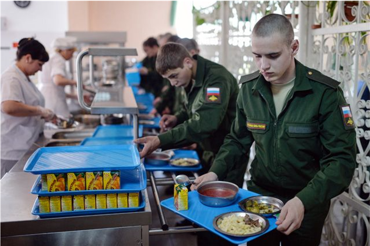 Работники опк срочная служба. Холодильник в армии. Начпрод армии. Военная столовая. Новобранцы в столовой.