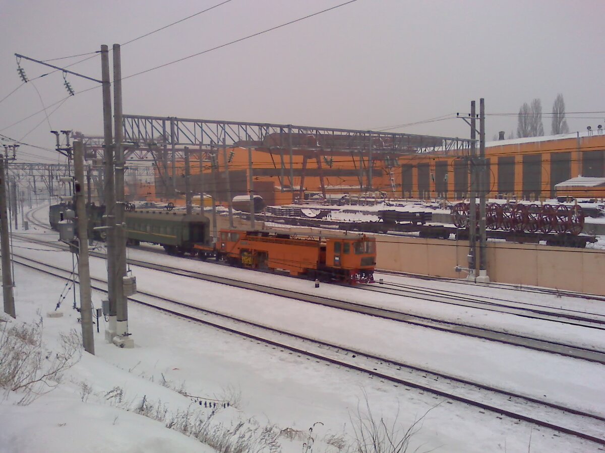 Ж.-д. перегон "Саратов-1-Пассажирский" — "Трофимовский-1". Выправочно-подбивочно-рихтовочная машина "ВПР-02К" под тепловозом "2ТЭ10В-4287". (Фото автора). 
