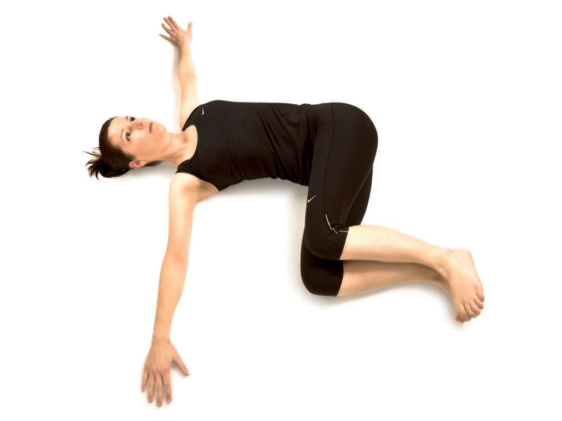 6 упражнений лежа. Джатхара Паривартанасана. Джатхара Паривритта. Джатарапаривартанасана Айенгара. Упражнение скручивание для спины.