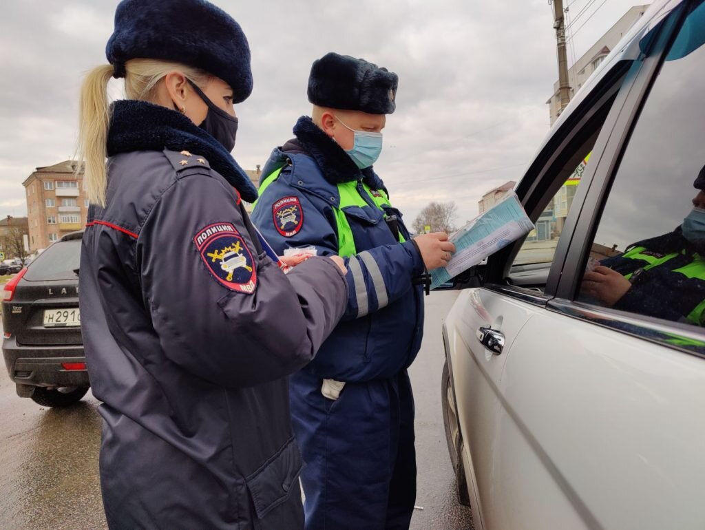 В КЛИНЦАХ АВТОИНСПЕКТОРЫ ПОЗДРАВИЛИ ВОДИТЕЛЕЙ С НАСТУПАЮЩИМ ПРАЗДНИКОМ |  Брянская губерния | Дзен