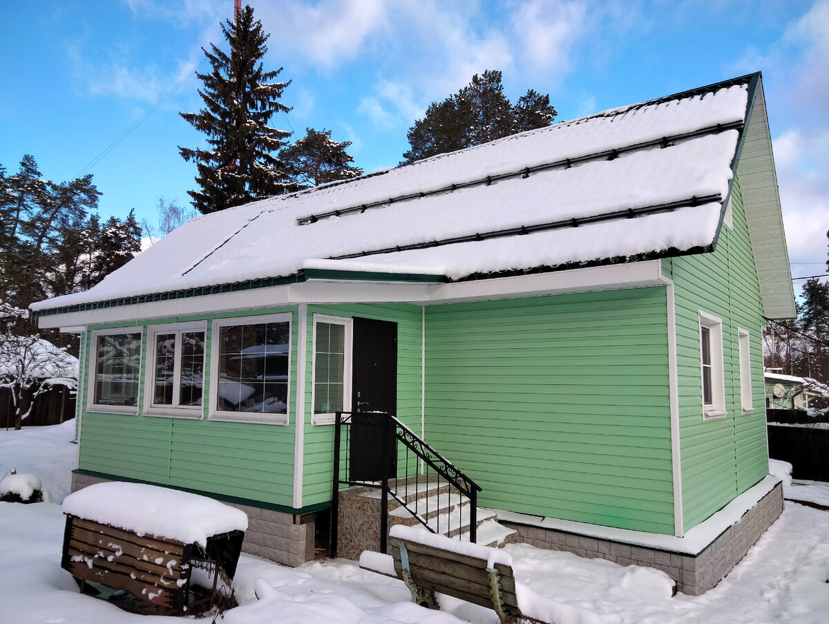 Большие свесы очень эффективно отработали в снежную зиму