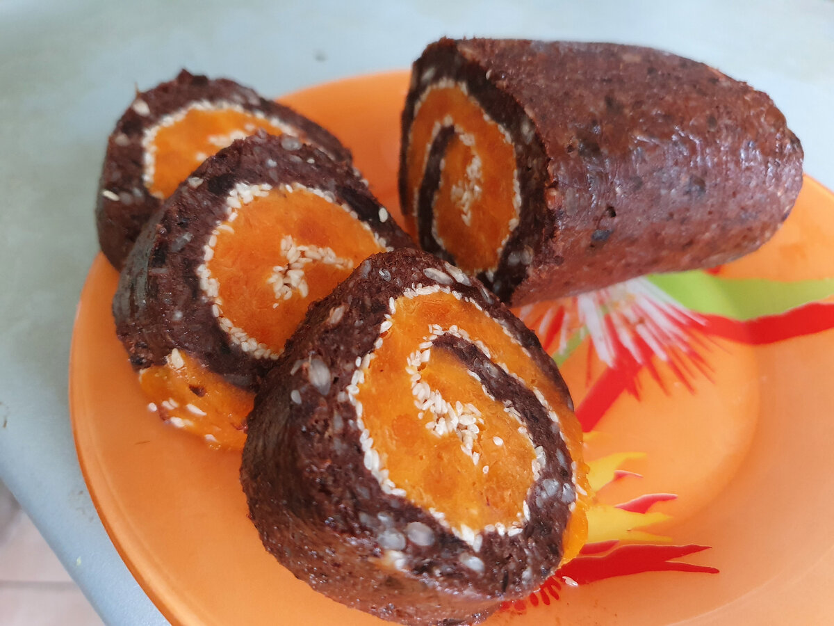 Нарезать лучше влажным ножом сразу после вытаскивания из морозилки