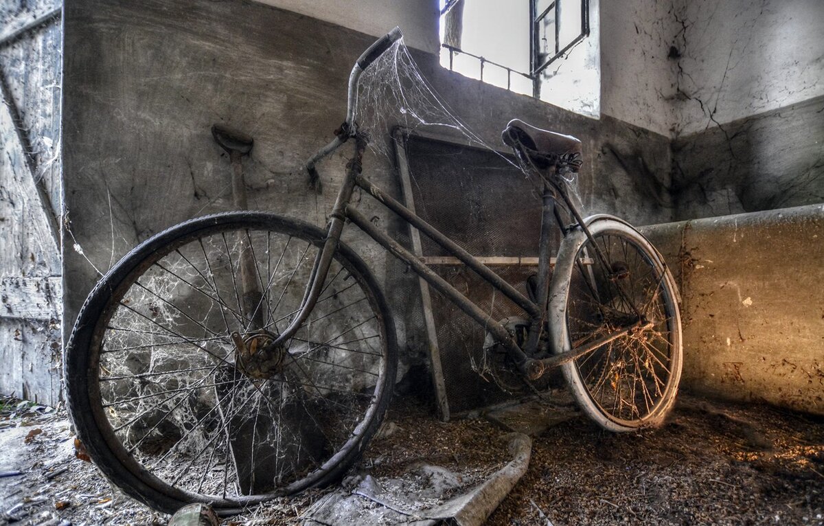 Великий разбить. Заброшенный велосипед. Старый велосипед. Разломанный велосипед. Пыльный велосипед.