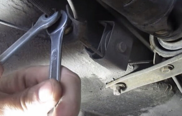 Для регулировки троса, вам нужны будут инструменты, а именно: Два гаечных ключа «на 13», плоскогубцы или вместо них можно так же использовать пассатижами!

