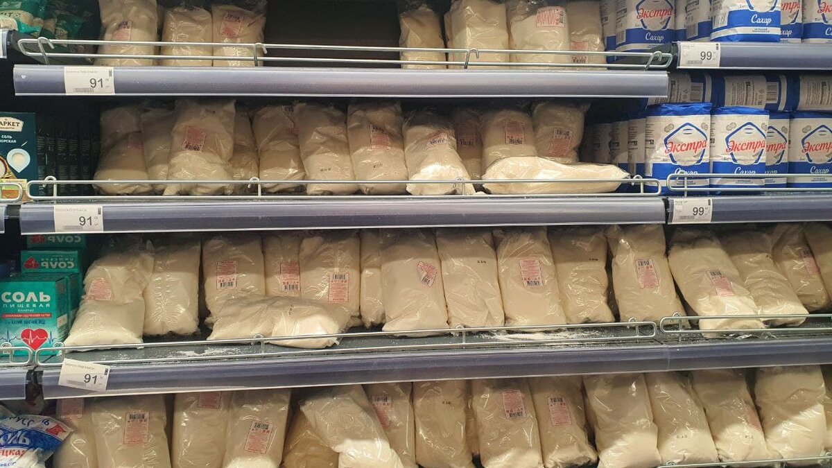 В магазине "Перекресток" полки с сахаром