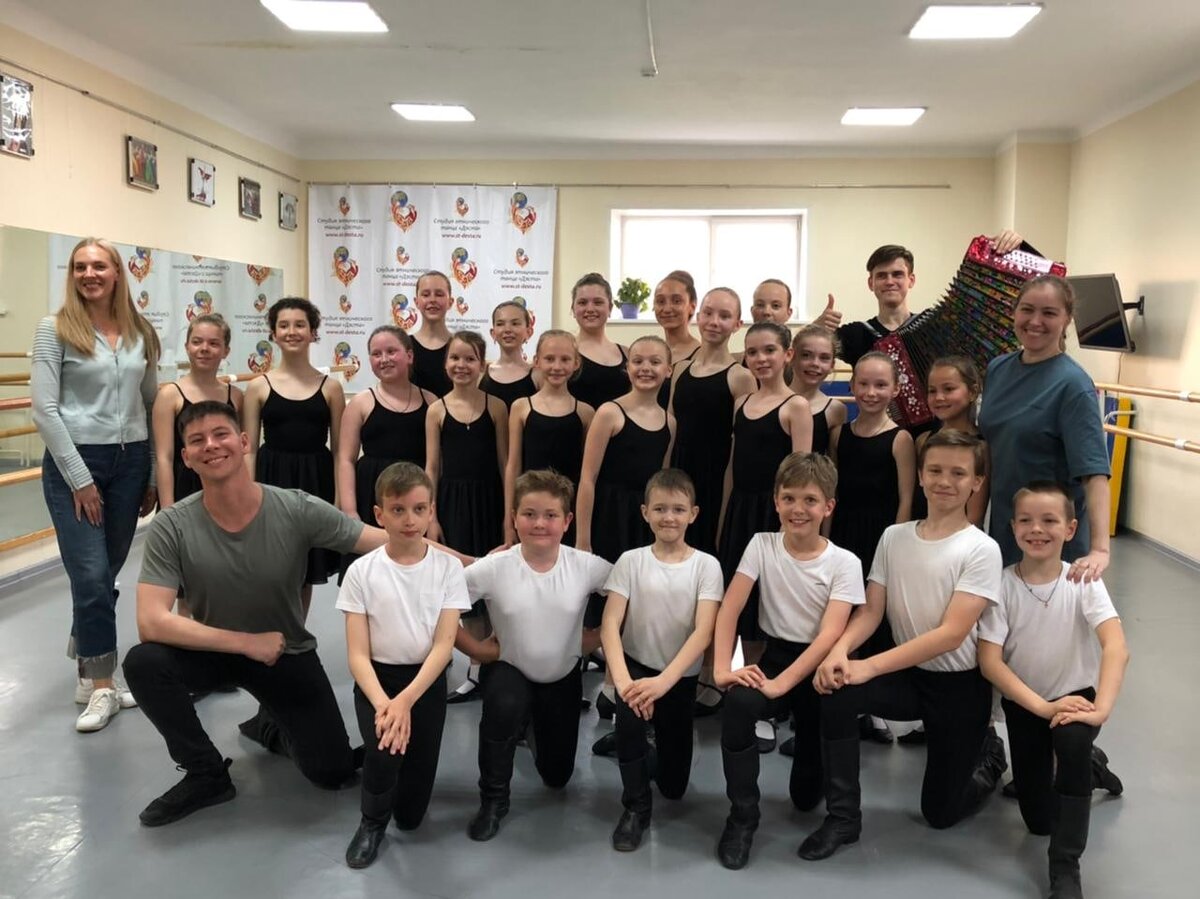 В репетиционном зале, с любимыми преподавателями.