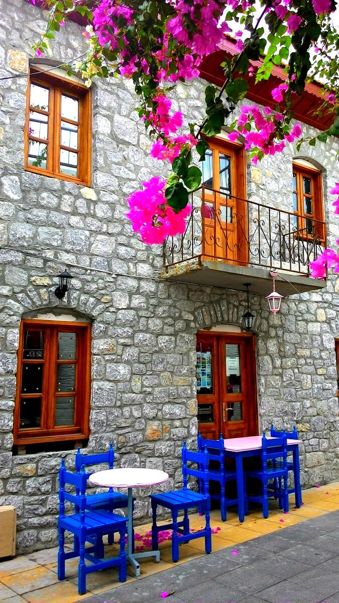 Красивая обстановка и пустые столики символизируют мой настрой на сегодня.