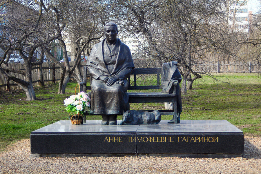 Памятник Анне Тимофеевне Гагариной, маме первого космонавта, во дворе Музея школьных лет Гагарина. Гагарин, Смоленская область. Фото автора статьи 