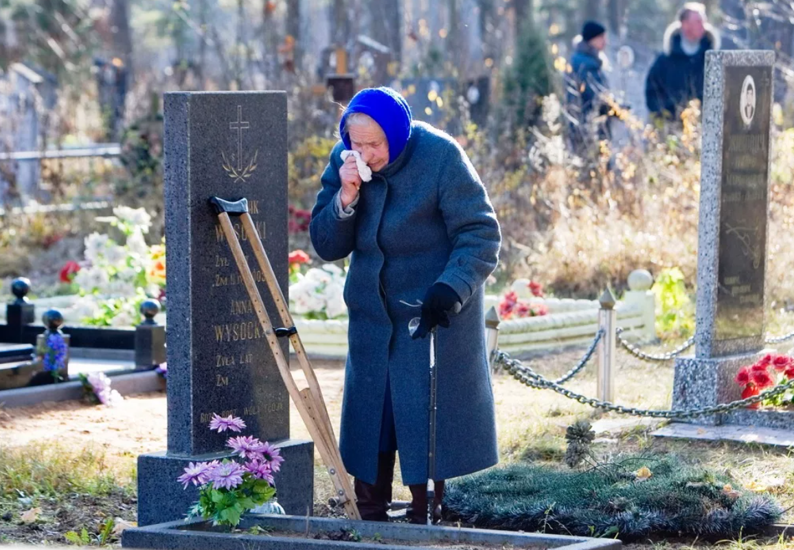 В какие дни нельзя ходить на кладбище. Бабушка на кладбище. Старушка у могилы на кладбище.