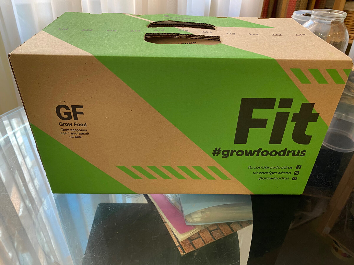 Вот в такой удобной коробочке приходит еда на 2 дня