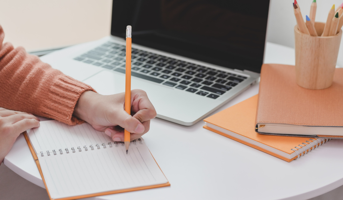 Работа с текстом требует времени и внимания. Не все фразы из разговорного английского уместны на письме.