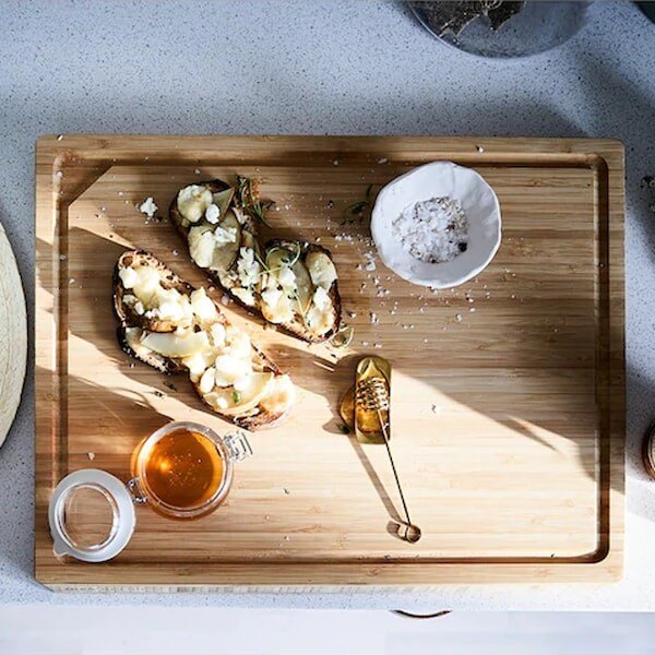 Доску можно использовать в сервировке стола