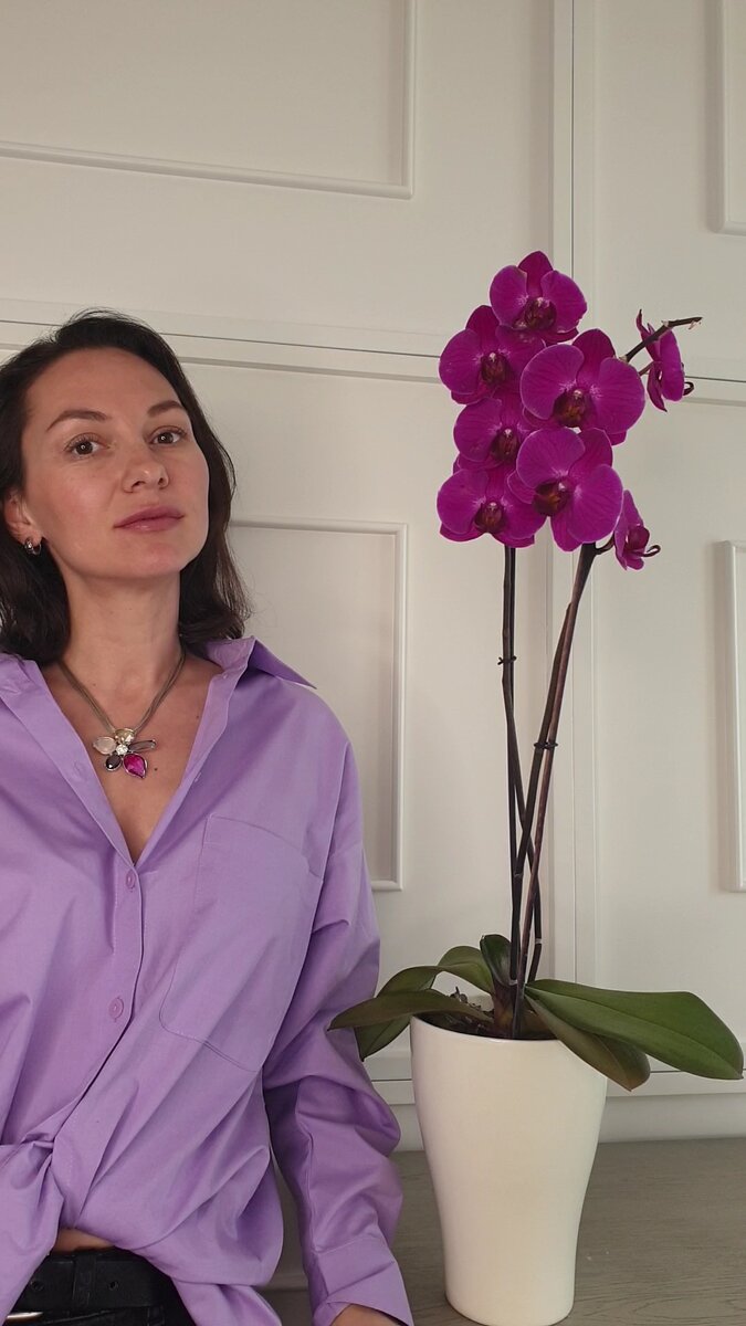 Привет! Меня зовут Екатерина, рада вас приветствовать на своем канале. Здесь все о моде, стиле и трендовой одежде, которую можно носить в обычной жизни современной женщины. Также делюсь советами по уходу за кожей и вообще за внешностью, чтобы дольше оставаться молодой  и красивой. На мне рубашка от бренда ZARINA в красивом фиолетовом оттенке. Покупала рубашку со скидкой. Сейчас на некоторые модели весенне-летней коллекции действует специальное предложение. Я думаю, вы обязательно найдете то, что придется вам по душе и по стилю. 