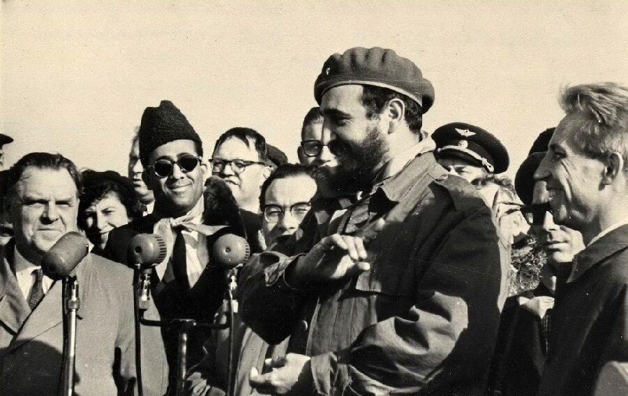 Встреча Фиделя Кастро в аэропорту «Кольцово». Рядом с кубинцем А. В. Борисов, 1-й секретарь Свердловского сельского обкома КПСС. Свердловск. 13 мая 1963 года. Автор фото — Герман Касьянов. Из фондов Свердловского областного краеведческого музея.