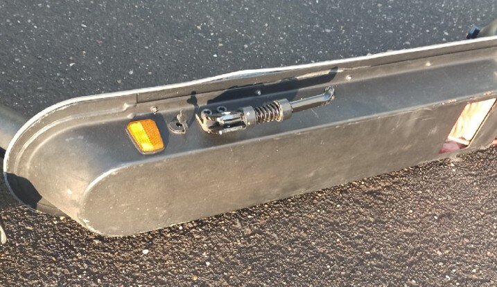 Монолитная рама, катафот, разъем для зарядки, подножка.