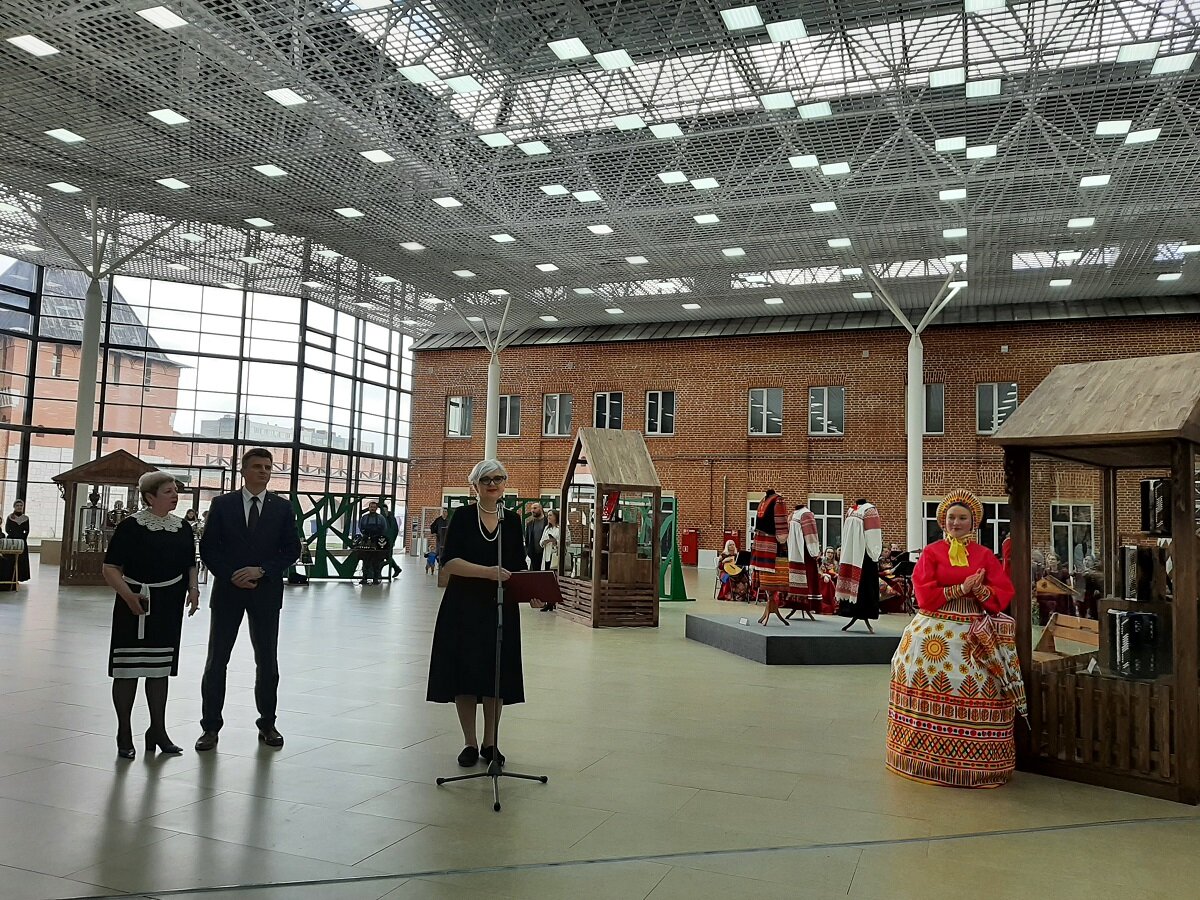 С приветственным словом  выступили  министр культуры Тульской области Т.В. Рыбкина и  министр промышленности и торговли В.М. Романов.