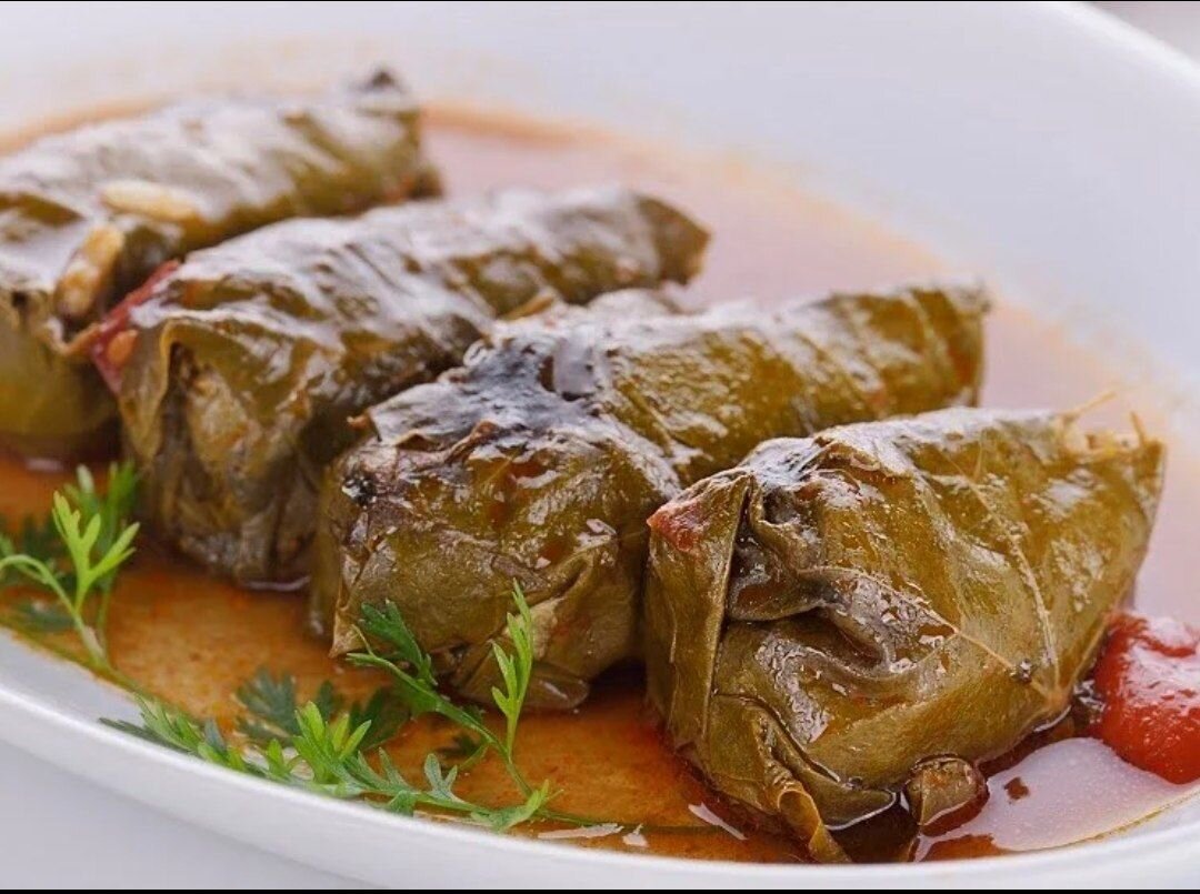 Для долмы лучше брать молодые свежие виноградные листья величиной с ладонь. Чем темнее листья, тем они старее. Предпочтительно использовать листья светлых, белых сортов винограда.