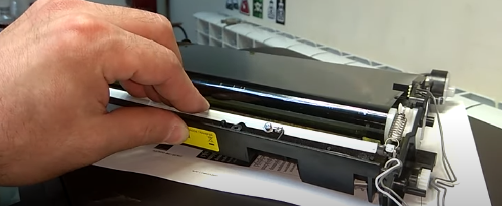 Отгибаем ленту переноса, как это делает рычаг