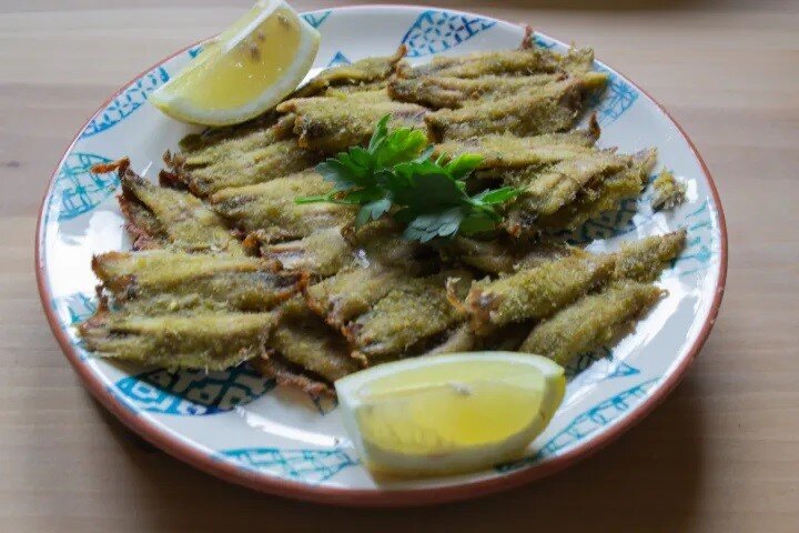 Хамса, запеченная в панировочных сухарях с ароматными травами. Время приготовления: 65 минут. Количество порций: 2.