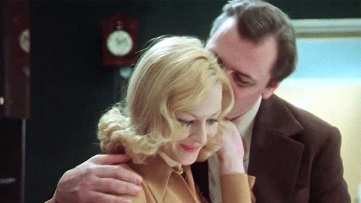 Кадр из фильма «Ирония судьбы, или С легким паром!», 1975г.