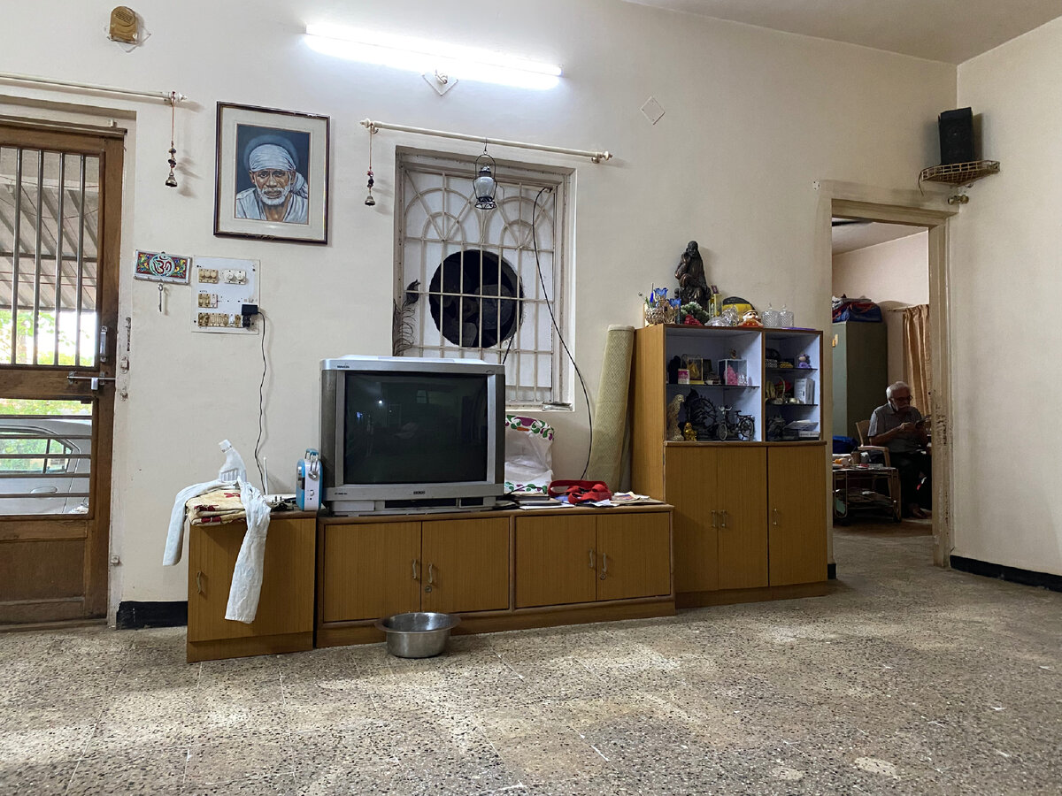 Как только входишь в дом - попадаешь в гостиную 