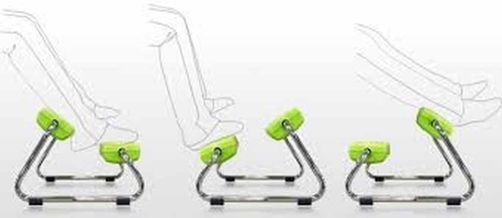 Ноги должны обязательно принимать максимально удобное положение — не нужно их скрещивать или пытаться поджать под себя. Важно сразу привыкнуть держать ступни правильно — либо на полу, либо на специальной подставке. Если специального приспособления в виде подставки нет, важно правильно отрегулировать стул, чтобы высота была оптимальной для комфортного положения ног.