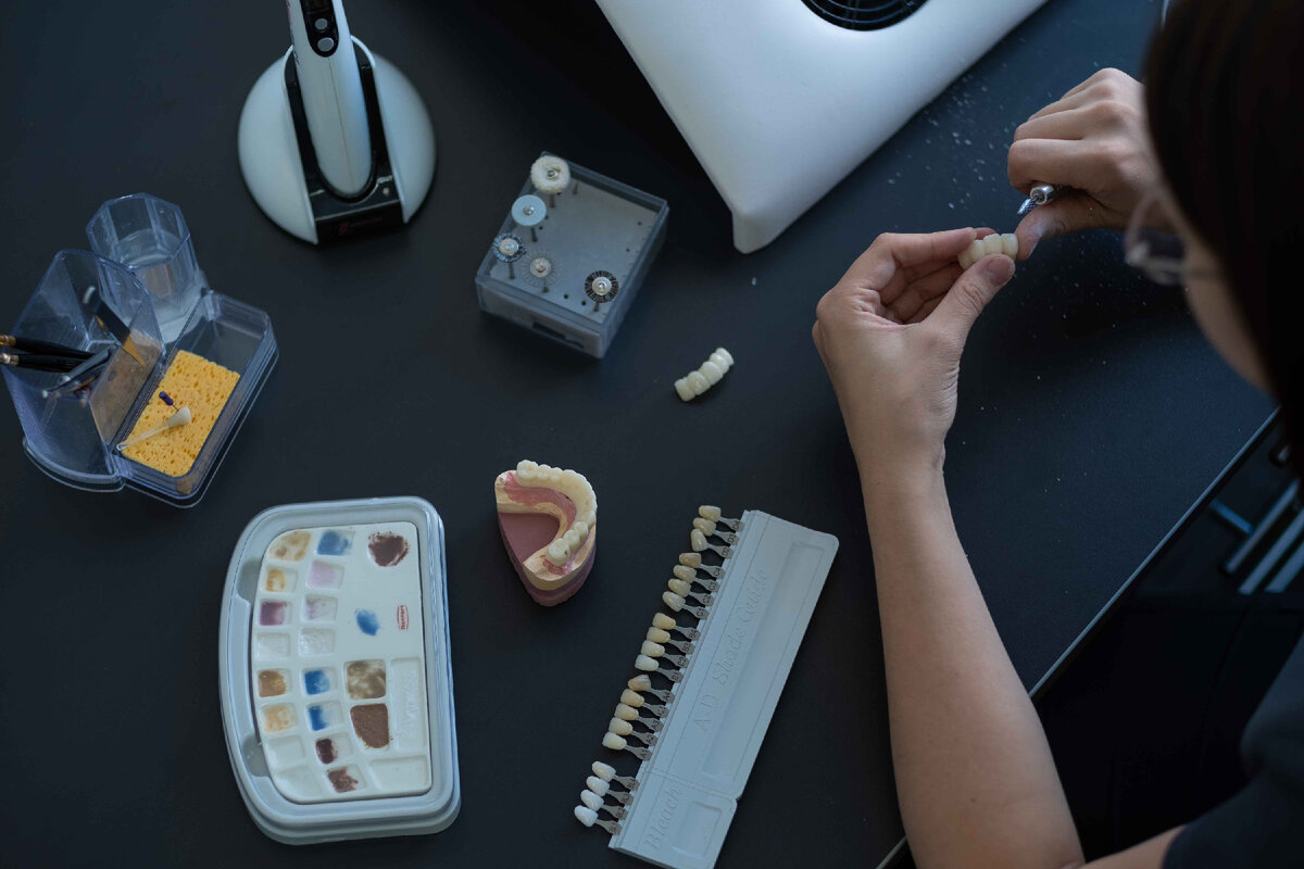 Собственная зуботехническая лаборатория в Astra Dental Clinic.