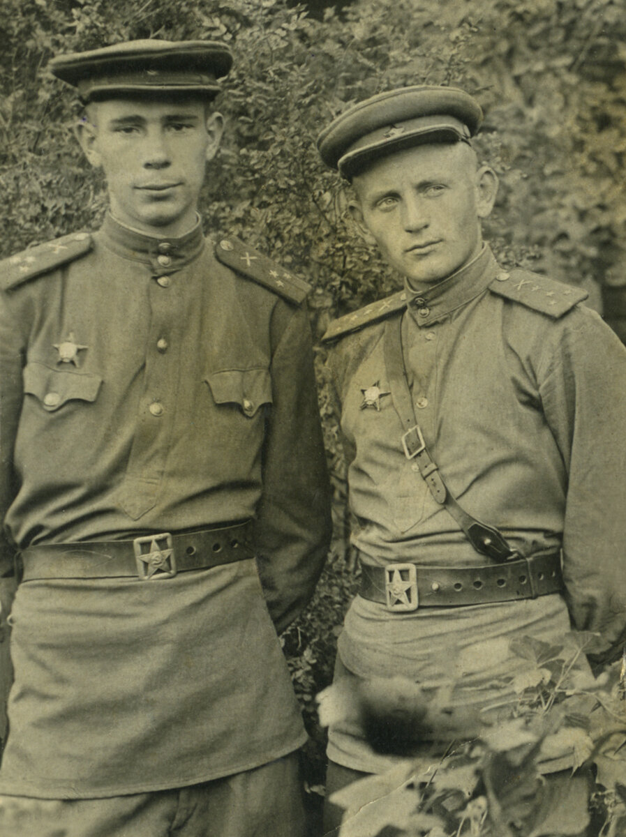 Иван Андреевич Макаров справа
