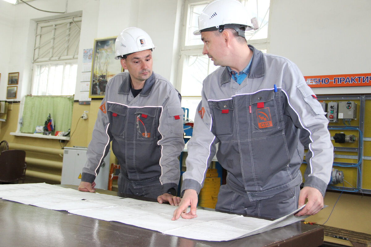 Иногда смены братьев Балашовых совпадают, тогда они встречаются и обсуждают рабочие вопросы. Так, 3 июня они совместно решали вопрос по подбору электродвигателей для завалочного крана