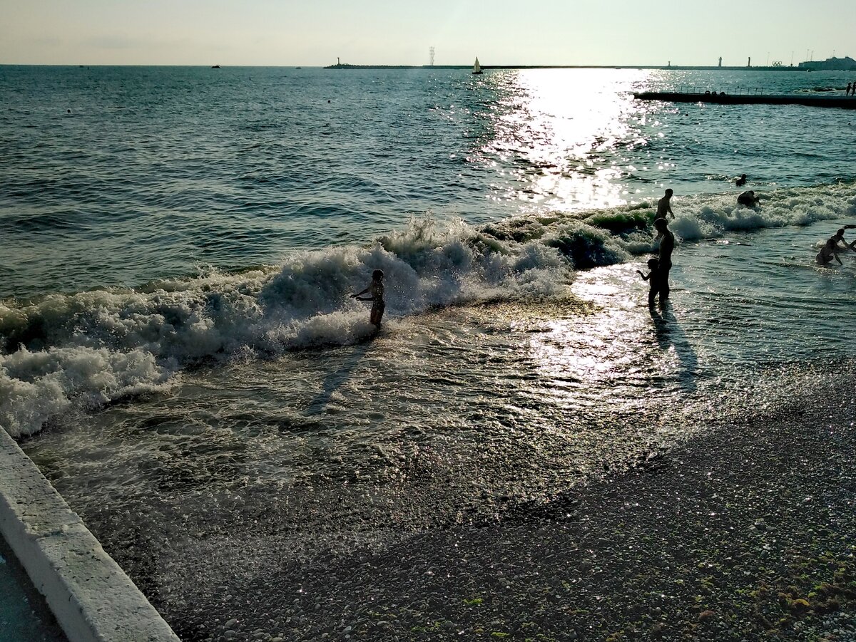 Море уже штормит