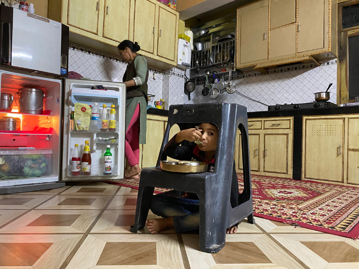 Ребенок балуется, решил сидеть «почти» как человек