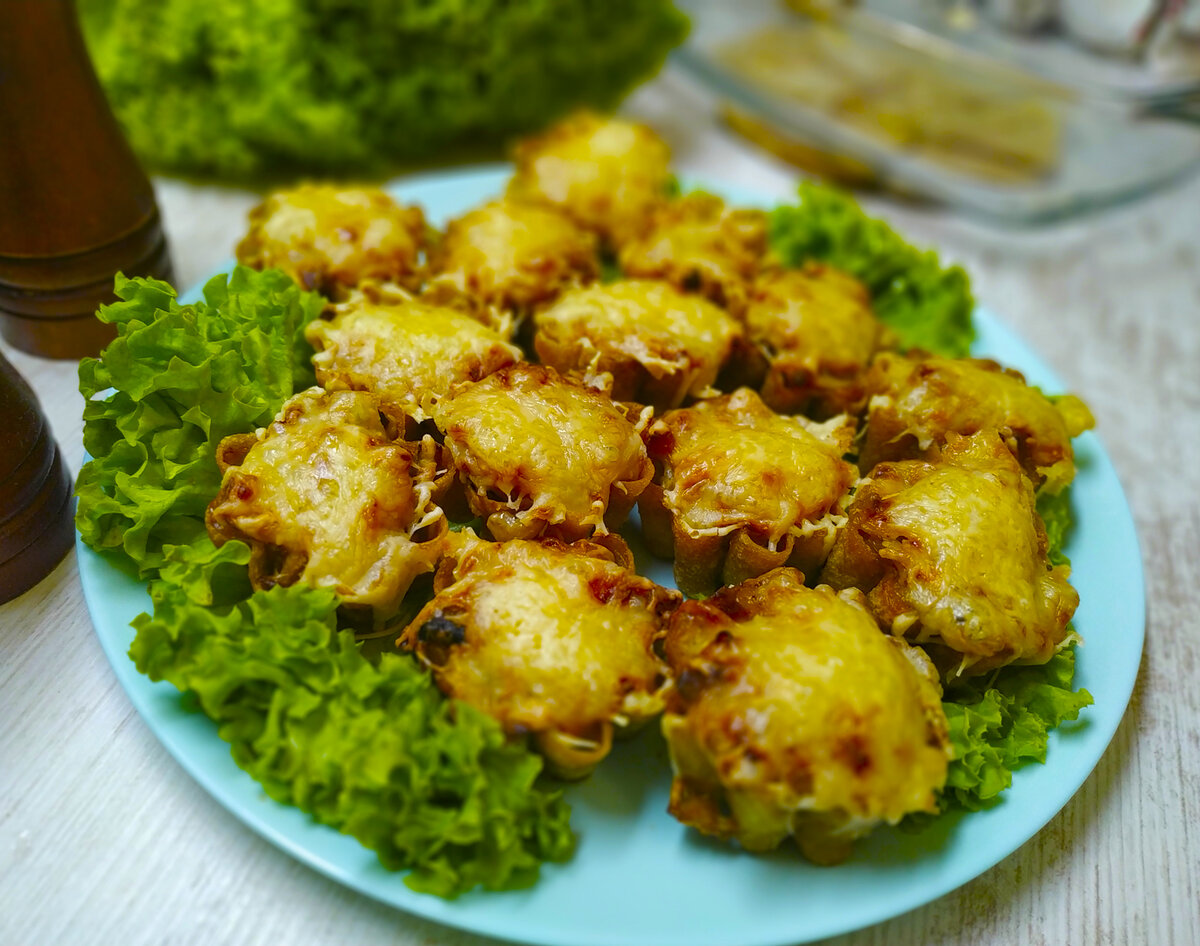 Еда в кафе. Еда в ресторане. Человек с едой. Съем блюдо. Съем блюдо.