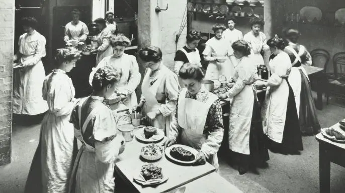 Занятия в кулинарной школе