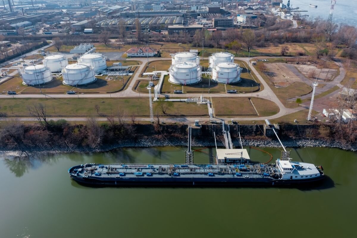    Немецкий корабль-газовоз в ожидании загрузки СПГ. 27.03.2022. Будапешт, Венгрия.