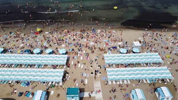    Отдыхающие на одном из пляжей в Анапе© РИА Новости / Виталий Тимкив