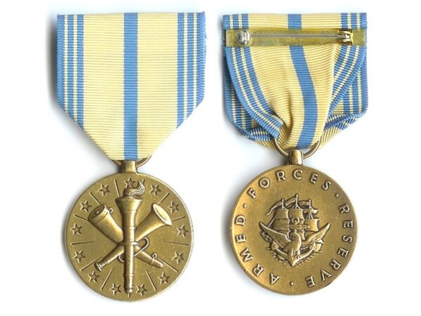 Эта медаль "За службу в резерве вооружённых сил", судя по реверсу, принадлежит Военно-морскому флоту США