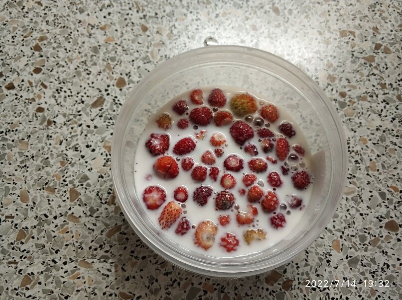 Собрали, помыли, почистили от шалушек, залили молоком,