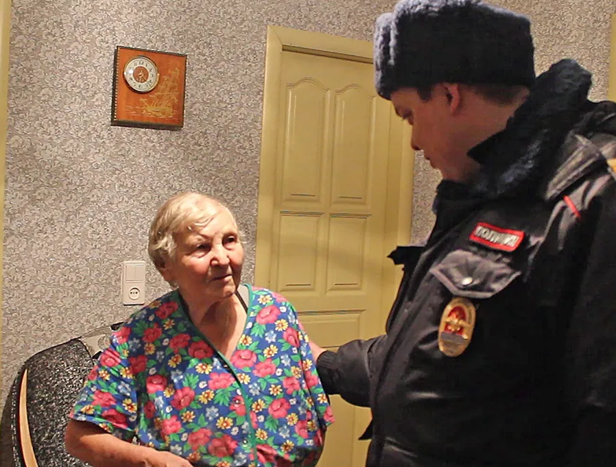Пенсионерки в нижнем. Бабушка в полиции. Старуха в милиции. Пенсионерка и полицейский. Бабка и милиционер.
