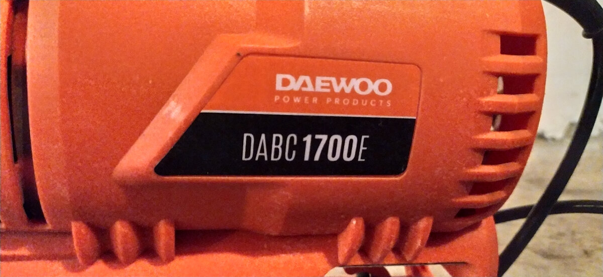 Табличка с моделью триммера на двигателе