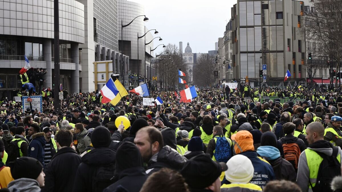    Участники протестной акции "жёлтых жилетов" в Париже. 12 января 2019© РИА Новости / Жюльен Маттиа