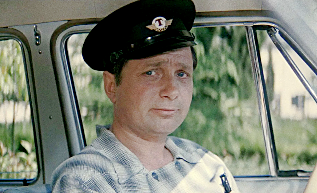 Кадр из киноленты "Бриллиантовая рука" (1968).