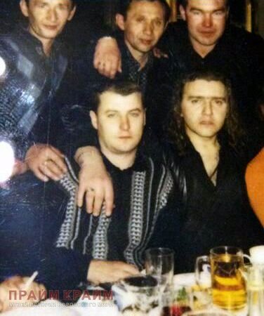 Расписной второй слева