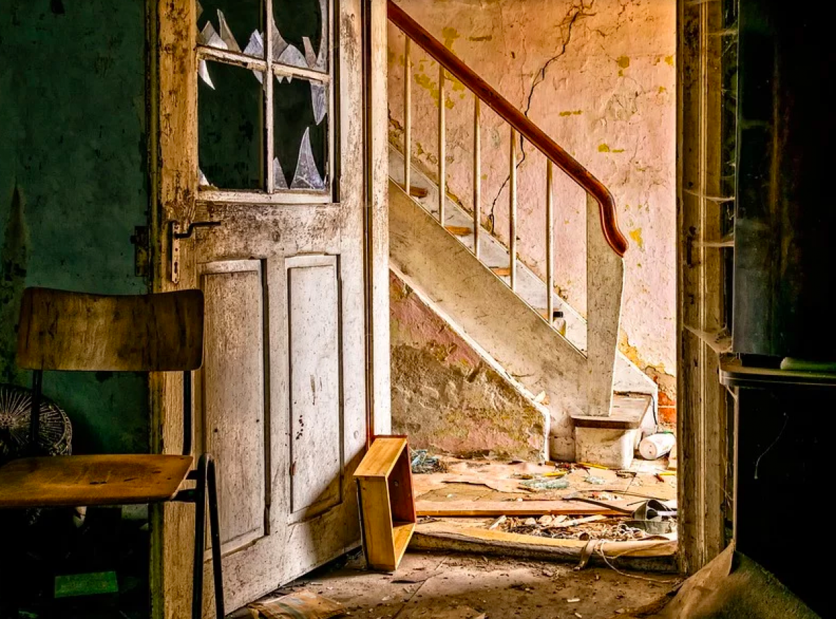    В Юрьев-Польском районе прокуроры обнаружили 309 опасных заброшенных зданий